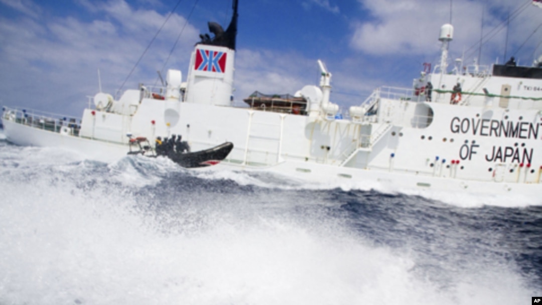 Para aktivis 'Sea Shepherd' berusaha menghadang sebuah kapal pemburu ikan paus Jepang (foto: dok). 