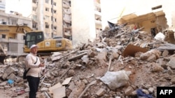 El muftí adjunto de Daguestán, Shehabeddin Husseinov, inspecciona los daños a un edificio alcanzado por un ataque aéreo israelí, durante una visita al barrio de Basta en Beirut el 17 de octubre de 2024.