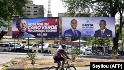 Affiches de campagne électorale dans les rues de Praia, le 17 avril 2021, à la veille des élections législatives.