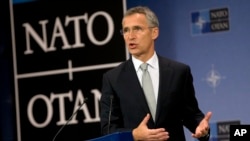 Sekjen NATO Jens Stoltenberg dalam konferensi pers di Markas Besar NATO, Brussels (6/10).