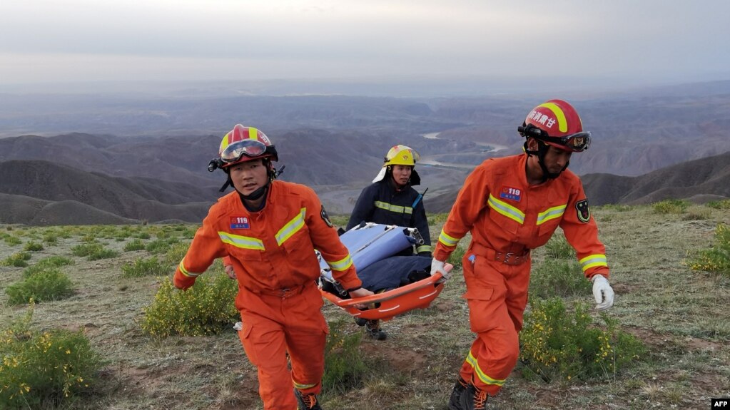 救援人员正在搜救甘肃山地马拉松赛失踪者。（2021年5月22日）(photo:VOA)