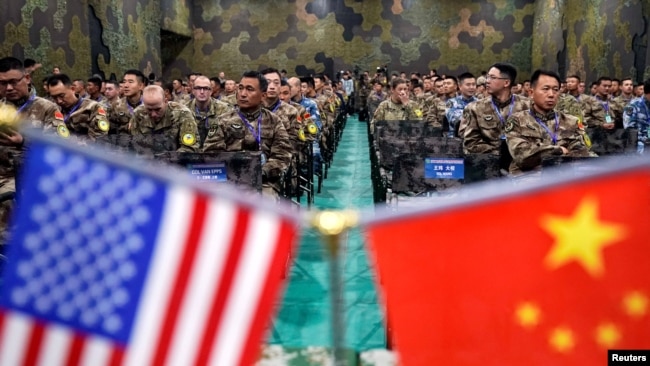 资料照：美国陆军和中国军人在江苏省南京参加联合救灾演练后的仪式。（2018年11月17日）