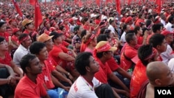 NLD supporters listen to Aung San Suu Kyi speech during rally in Yangon, Myanmar, Nov. 5, 2015. (Photo: Z. Aung / VOA)