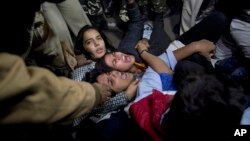 Police detain Indian youth protesting the release of a minor convicted in a fatal 2012 gang rape in New Delhi, India, Dec.20, 2015. 