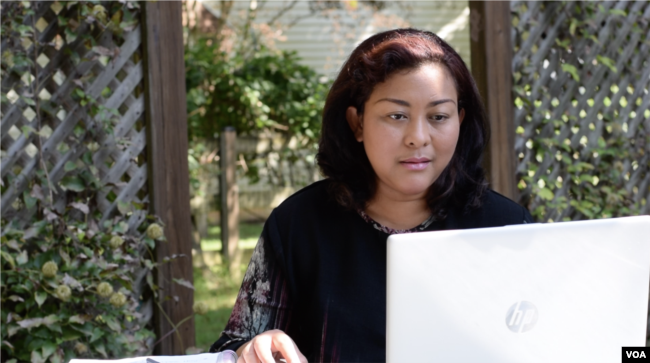 Nia English yang tinggal di Maryland, AS memimpin proyek pendirian FKWI Laundry dari jarak jauh karena pandemi Covid-19. (Foto: VOA)