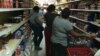 Venezolanos pasan los días de cola en cola 