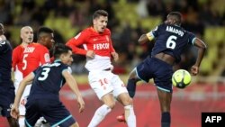 L'attaquant monténégrin de Monaco Stevan Jovetic, au centre, rivalise avec Ibrahim Amadou de Lille, à droite, lors du match de football L1 entre Monaco (ASM) et Lille (LOSC) au Stade Louis II à Monaco, le 16 mars 2018.