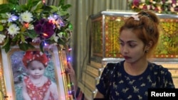 Jiranuch Triratana, ibu dari Natalie (11 bulan) yang pembunuhannya ditayangkan melalui Facebook secara Live oleh ayah kandungnya sendiri, berdiri di dekat potret putrinya di sebuah kuil di Phuket, Thailand, 25 April 2017 (REUTERS/Sooppharoek Teepapan)