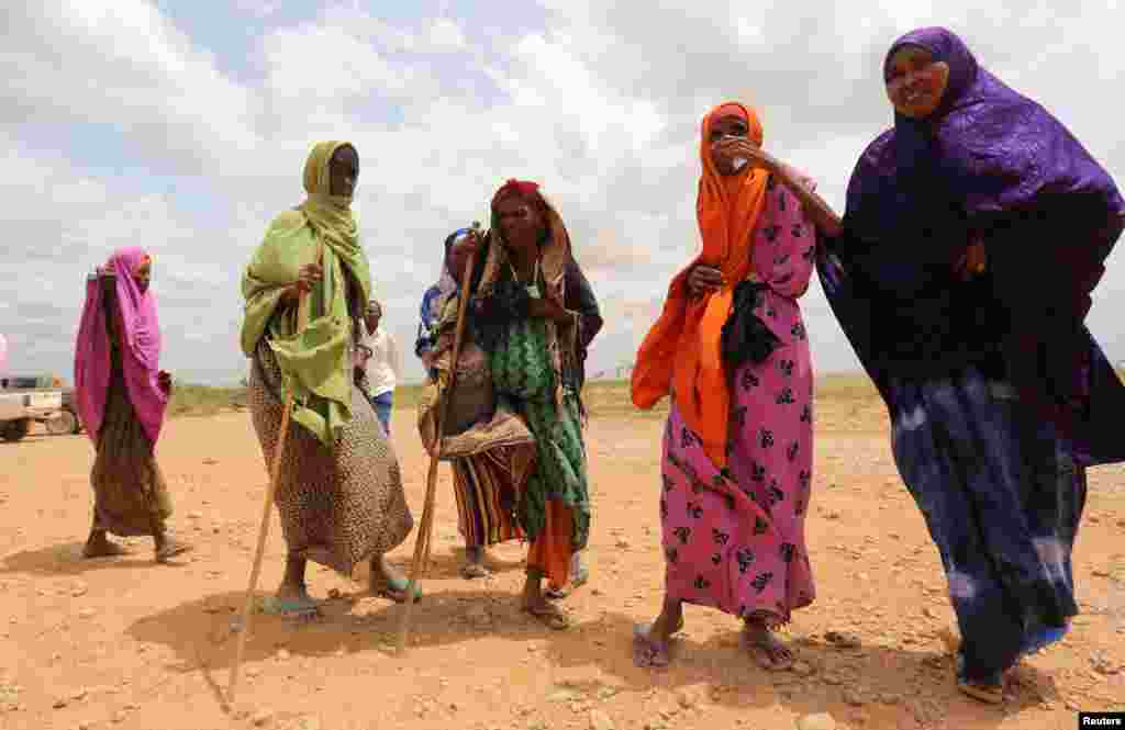 Des Somaliennes, déplacées à cause des inondations autour du fleuve Shabelle, attendent une assistance près de Baledweyne, au centre de la Somalie, le 22 juin 2016.