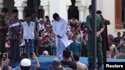 Seorang pria gay yang melakukan hubungan seksual sesama jenis menerima hukuman cambuk di Banda Aceh, 13 Juli 2018 lalu.