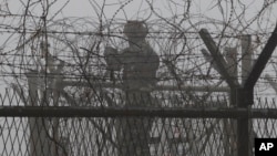한국 파주시 판문점 인근 임진각에서 한국 군인이 철책 수리 작업을 하고 있다. (자료사진)