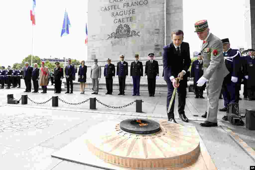 法国总统马克龙宣誓就职后，在巴黎凯旋门下点燃无名战士墓上的火焰（2017年5月14日）马克龙星期天的日程包括在共和国卫队的护卫之下，从爱丽舍宫前往凯旋门，向纪念一战中为法国捐躯士兵的&ldquo;无名烈士墓&rdquo;致敬，以及在一个正式的午宴之后 走访巴黎市政厅。 &nbsp;