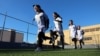 Para remaja putri berlatih untuk pertama kalinya di akademi sepak bola di Tripoli, Libya, 21 Desember, 2018. (Foto: Reuters)