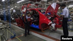 Para pekerja di pabrik General Motors sedang merakit mobil Chevrolet Beat (foto: dok). Perekonomian AS menciut 0,1 persen selama kuartal ke-4 2012 karena melambatnya ekspor.