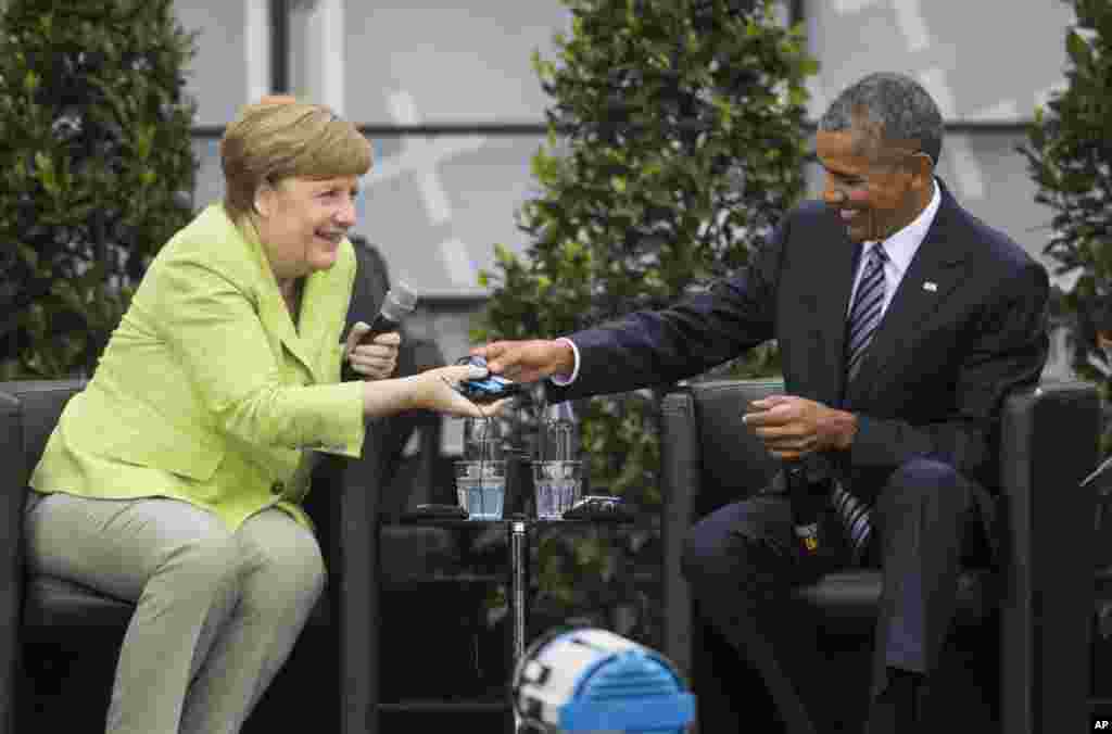 خوش و بش باراک اوباما رئیس جمهوری سابق آمریکا با آنگلا مرکل صدراعظم آلمان در نشستی در برلین. از حضور آقای اوباما استقبال زیادی شد.