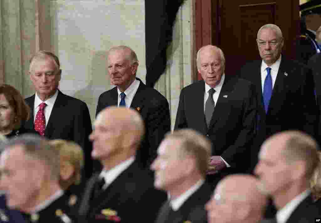 Dari kiri, mantan Wakil Presiden Dan Quayle, mantan Menteri Luar Negeri James Baker III, former mantan Wakil Presiden Dick Cheney, dan mantan Menteri Luar Negeri Colin Powell, tiba di&nbsp; Capitol Rotunda di Washington, untuk menghadiri misa arwah untuk mantan Presiden George H.W. Bush, 3 Desember 2018.