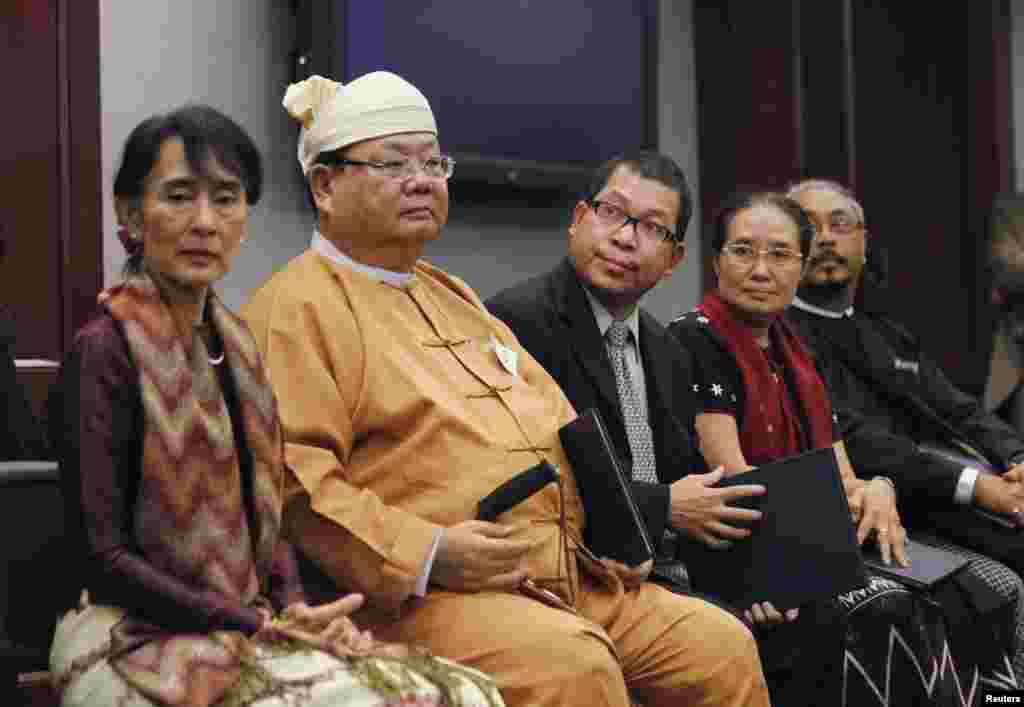Burma's recipients of the National Endowment for Democracy award (L-R) Aung San Suu Kyi, Khun Htun Oo, Aung Din, Dr Cynthia Maung and Kyaw Thu, during a ceremony at the U.S. Capitol in Washington, September 20, 2012.