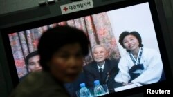 지난 2014년 한국의 대한적십자사 본부에서 2007년 이산가족 상봉의 장면이 TV에 나오고 있다. (자료사진)