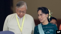 Тхин Чжо (слева) и Аун Сан Су Чжи