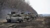 Tenkovi ukrajinskih oružanih snaga tokom vežbe u oblasti Operacija združenih snaga, na nepoznatoj lokaciji tuž istočne granice Ukrajine sa Rusijom, 20. aprila 2021. (Foto: Pres služba Operacije združenih snaga via Rojters)