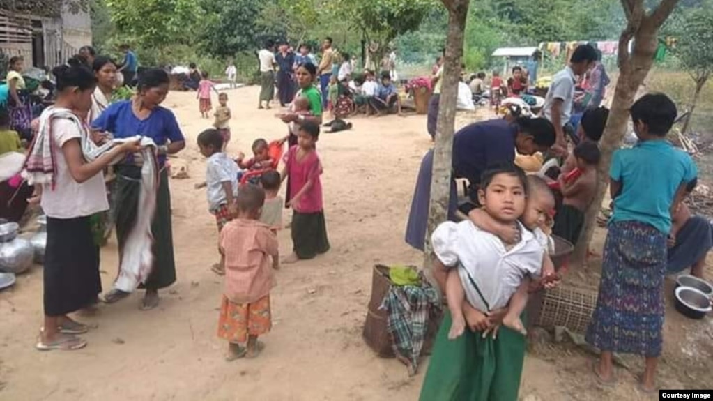ဘူးသီးေတာင္ျမိဳ႕နယ္ စိုင္းဒင္ေစ်းရြာေရာက္ စစ္ေရွာင္မ်ား ဓါတ္ပုံ -MP Oung Thaung Shway