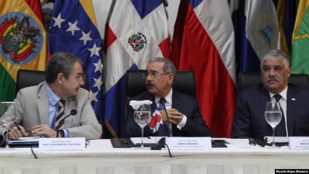 Danilo Medina, presidente de República Dominicana, centro, hizo el anuncio el miércoles, pero también indicó que su país sigue abierto para cuando las partes involucradas decidan volverse a encontrar. 