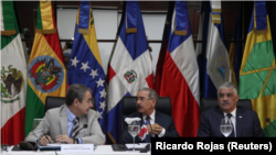 José Luis Rodríguez Zapatero, ex primer ministro español, Danilo Medina, presidente de República Dominicana, y Miguel Vargas, canciller de la República Dominicana, asisten a la reunión del gobierno venezolano y la coalición opositora en Santo Domingo, República Dominicana.