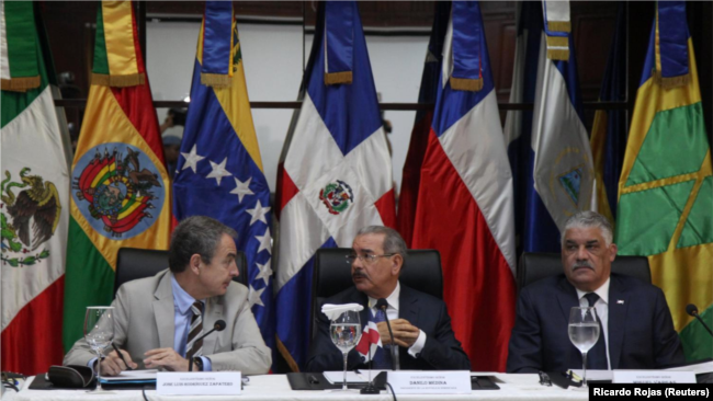 José Luis Rodríguez Zapatero, ex primer ministro español, Danilo Medina, presidente de República Dominicana, y Miguel Vargas, canciller de la República Dominicana, asisten a la reunión del gobierno venezolano y la coalición opositora en Santo Domingo, República Dominicana.