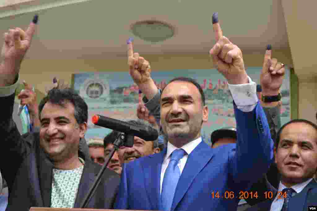 عطا محمد نور والی بلخ در دور دوم انتخابات ریاست جمهوری افغانستان رای داد