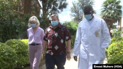 L'ambassadeur des USA visite le Dr Mukwege à Bukavu, en RDC, le 16 avril 2021. (VOA/Ernest Muhero)