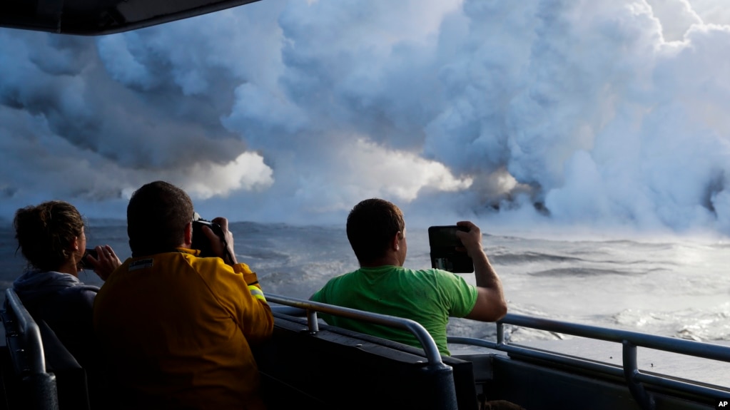 Kilauea llega al océano llevando lava y creando nube tóxica producida por la reacción química cuando la lava toca agua de mar