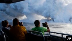 Las autoridades advirtieron el domingo a la población que se mantenga lejos de la nube tóxica producida por la reacción química cuando la lava toca agua de mar. 