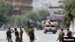 Tentara Nasional Afghanistan (ANA) tiba di lokasi penembakan dan serangan di kota Jalalabad, Afghanistan, 11 Juli 2018. 