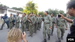 Armed authority were deployed near the National Assembly to block unionists and workers on International Labor Day, Phnom Penh, Cambodia, Monday May 1, 2017. (Khan Sokummono/VOA Khmer).