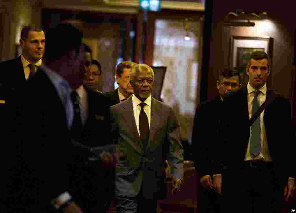 Former U.N. secretary general and chairman of the Advisory Commission on Rakhine state Kofi Annan, center, arrives for a press briefing on the final report on Rakhine state, Aug. 24, 2017, in Yangon, Myanmar.