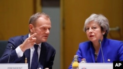 La primera ministra británica Theresa May y el presidente del Consejo Europeo Donald Tusk durante una cumbre de la Unión Europea en Bruselas, el domingo 25 de noviembre de 2018.