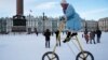 یک زن روس در حال دوچرخه سواری در برف - آرشیو