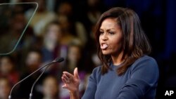 លោកស្រី Michelle Obama ថ្លែង​ក្នុង​យុទ្ធនាការ​មួយ​ដើម្បី​គាំទ្រ​លោកស្រី Hillary Clinton នៅ​ក្នុង​ក្រុង Manchester កាលពី​ថ្ងៃទី១៣ ខែតុលា ឆ្នាំ២០១៦។