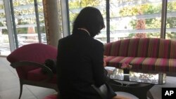 Tư liệu - Grace Mạnh, vợ của cựu Chủ tịch Interpol Mạnh Hoành Vĩ, xuất hiện nhưng giấu mặt tại một khách sạn ở Lyon, miền trung của Pháp, ngày 7 tháng 10, 2018. 
