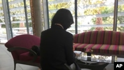孟宏偉妻子高歌去年10月7日 在巴黎接受媒體訪問。
