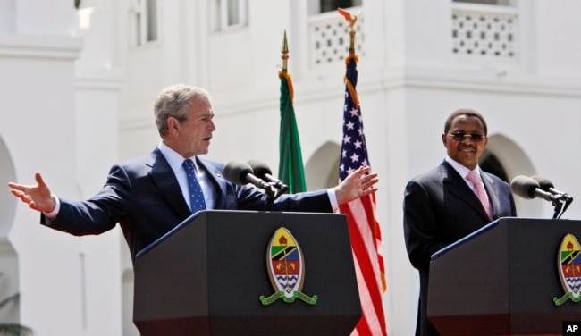 El presidente George W. Bush habla en una conferencia de prensa junto al presidente de Tanzania Jakaya Mrisho Kikwete en Dar es Salaam, durante una visita a África el 17 de febrero de 2008.