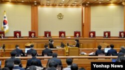 지난 1월 한국 헌법재판소 대심판정에서 박근혜 대통령 탄핵심판 사건의 첫 변론기일이 열리고 있다. 