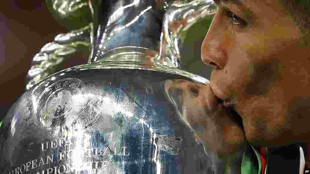 Cristiano Ronaldo avec la Coupe de l&#39;euro 2016 au Stade de France à Saint-Denis, le 10 juillet 2016.