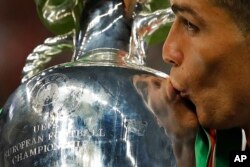 Ronaldo avec la Coupe de l'Euro.