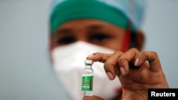 Seorang perawat memperlihatkan ampul vaksin Covid-19, Covishield, dalam program vaksinasi masal di sebuah pusat layanan medis di Mumbai, India, Sabtu, 16 Januari 2021. (Foto: Reuters)