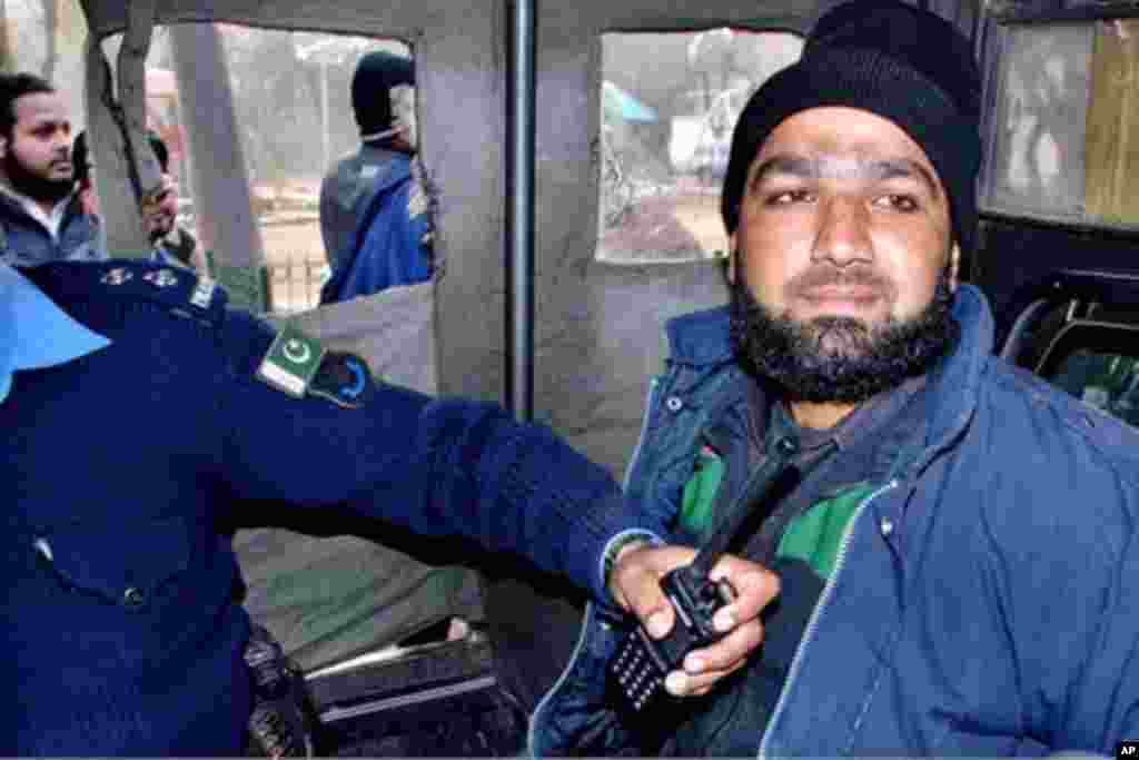 APP82-04 ISLAMABAD: January 04 - Gunman of Punjab Elite Force Malik Mumtaz Hussain Qadri who killed Punjab Governor Salman Taseer under the custody of police. APP photo by Javed Qureshi