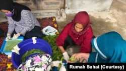 Proses pembuatan hand sanitizer di Rumah Sahat Farida di Depok, Jawa Barat. (Foto: Courtesy/Rumah Sahat)