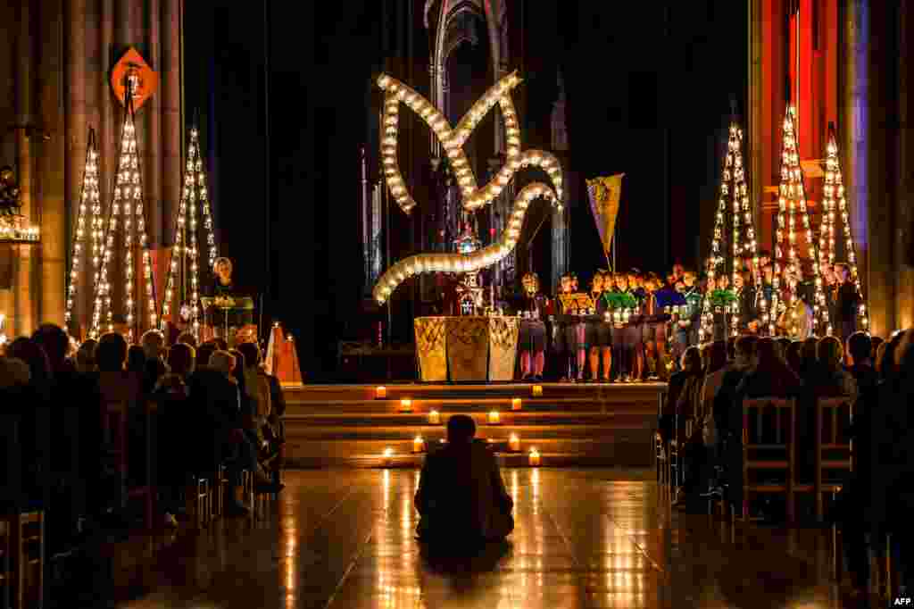 اجرای سرود صلح در کلیسای جامع شهر لیل فرانسه در آستانه یکصدمین سالگرد جنگ جهانی اول
