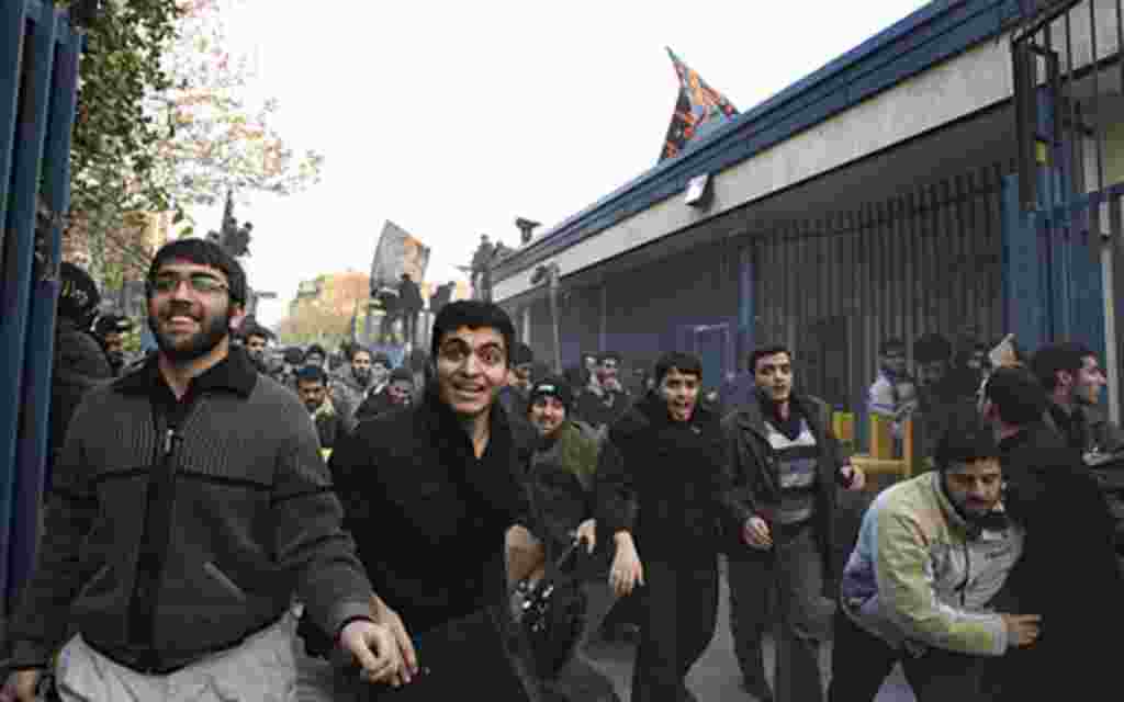 Los manifestantes cruzando la entrada de la embajada británica en Teherán, Irán.