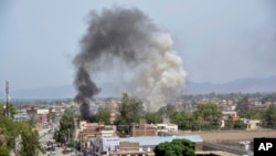 아프가니스탄 잘랄라바드에서 무장괴한들의 관공서 테러 공격이 있은 직후, 건물에서 검은 연기가 상공을 향해 솟아오르고 있다. 